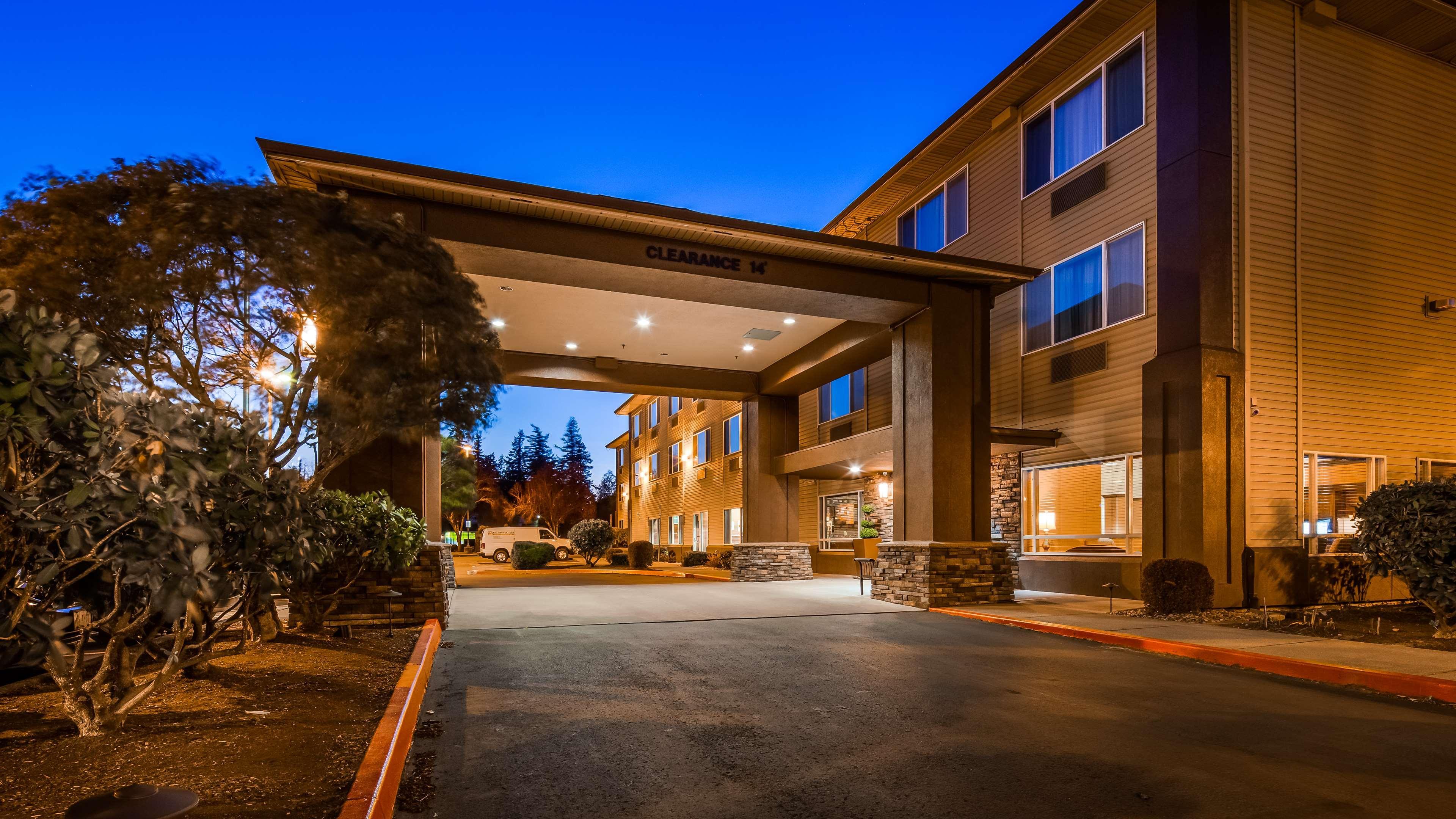 Best Western Cascade Inn & Suites Troutdale Exterior photo