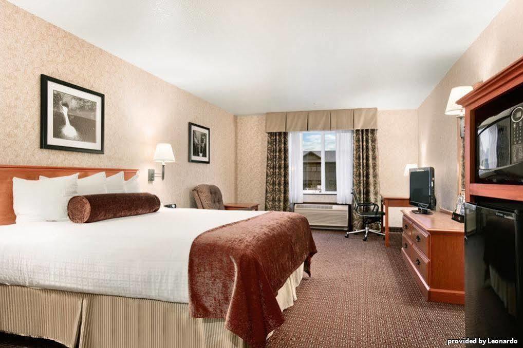 Best Western Cascade Inn & Suites Troutdale Room photo